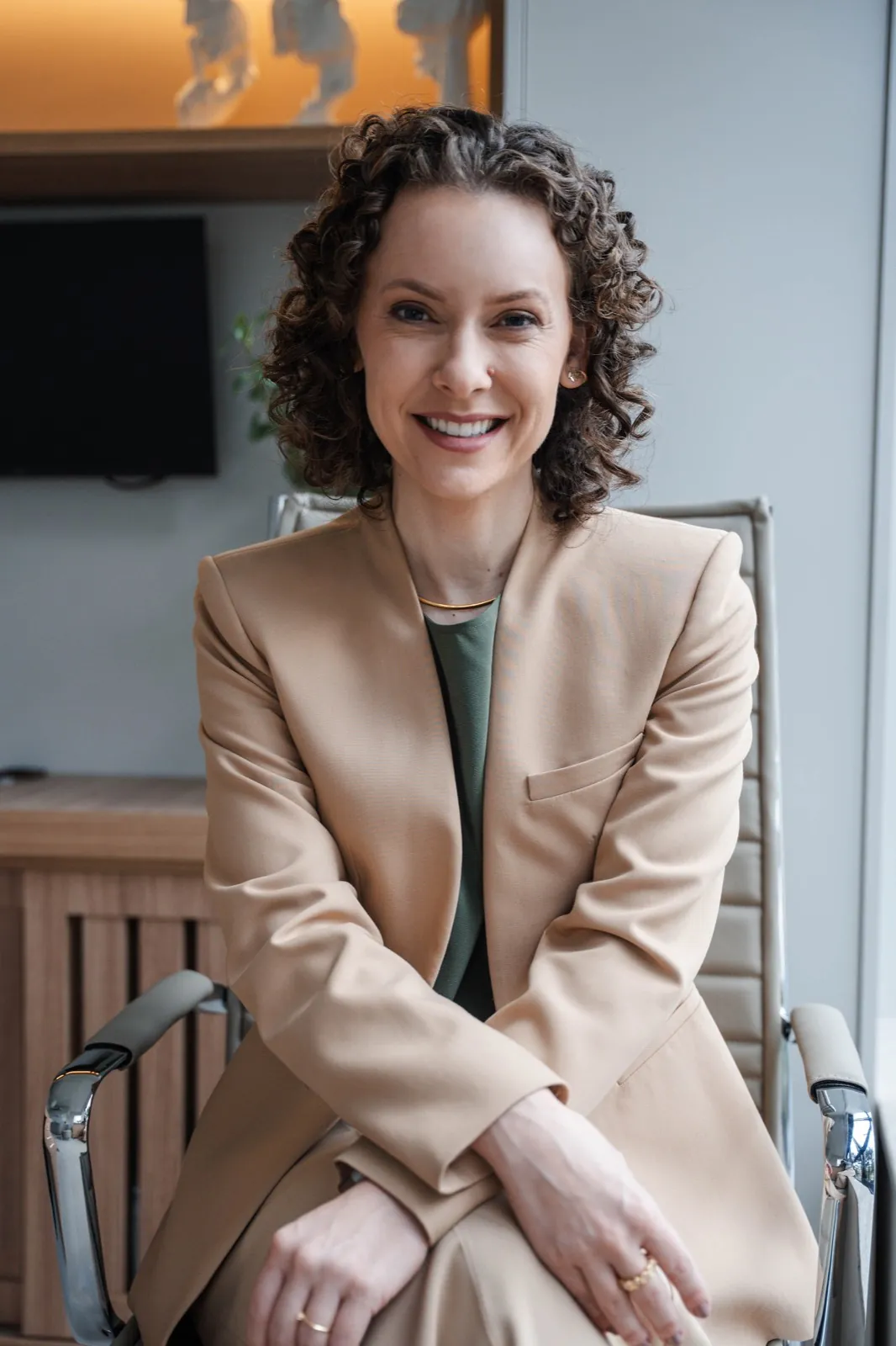 Dra. Danielle Cristina Mendes sentada no consultório